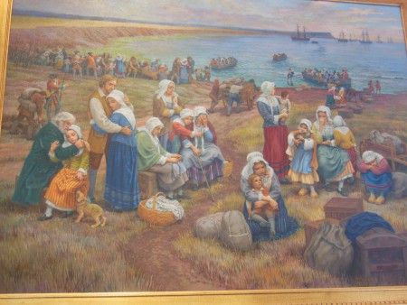 Dans l'église, peinture de Claude Picard représentant l'embarquement des familles durant la Déportation.